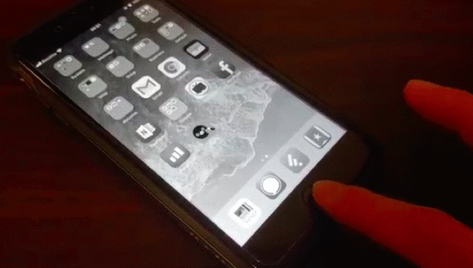 Iphoneのディスプレイ画面を白黒モノクロに変化させる方法 Iosのショートカット3回でグレイスケールへ切り替えよう